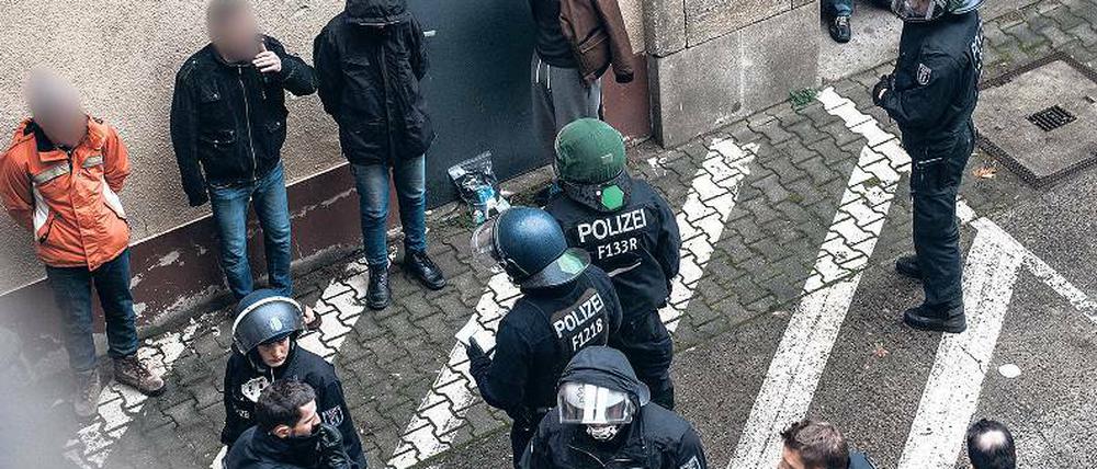 Alarm am Flughafen. Polizisten mit schweren Helmen nahmen etliche Flüchtlinge fest.