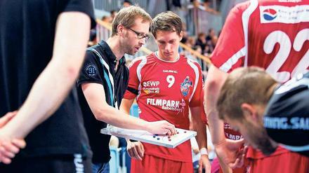 Beim Timeout an der Taktiktafel. Während einer Auszeit vermittelt Trainer Jens Deffke den Spielern vom VfL Potsdam – wie Julius Dierberg – anschaulich, was auf dem Feld besser gemacht werden muss. In den vergangenen Partien, sagt Deffke, habe sein Team zu viele falsche Entscheidungen getroffen.