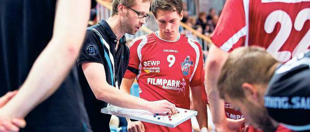 Beim Timeout an der Taktiktafel. Während einer Auszeit vermittelt Trainer Jens Deffke den Spielern vom VfL Potsdam – wie Julius Dierberg – anschaulich, was auf dem Feld besser gemacht werden muss. In den vergangenen Partien, sagt Deffke, habe sein Team zu viele falsche Entscheidungen getroffen.