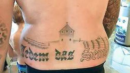 Brauner Speck. Wegen dieses Nazi-Tattoos wird nun ermittelt.