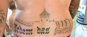 Brauner Speck. Wegen dieses Nazi-Tattoos wird nun ermittelt.
