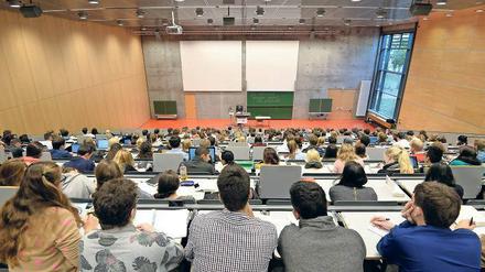 Kein großer Wurf. Die Landesregierung hat den Hochschulen in Brandenburg mehr Geld versprochen. Ausreichend gut aufgestellt seien die Hochschulen damit trotzdem noch nicht, kritisiert der Präsident der Uni Potsdam, Oliver Günther.