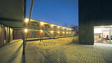Ein wenig Motel-Flair. Die ersten Bewohner der neuen Unterkunft für Flüchtlinge in der Straße An den Kopfweiden in der Teltower Vorstadt können am kommenden Mittwoch einziehen. Darunter werden auch viele Familien sein. Die Gebäude hat ein Investor errichtet, die Stadt mietet die Anlage.