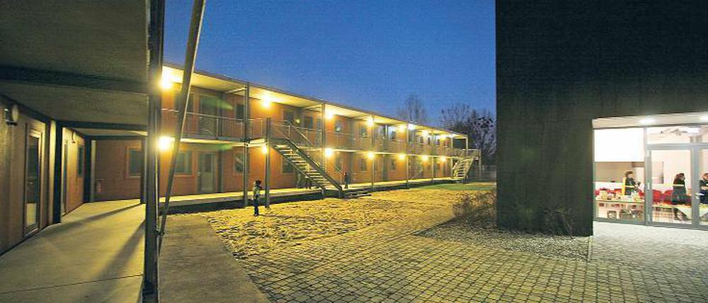 Ein wenig Motel-Flair. Die ersten Bewohner der neuen Unterkunft für Flüchtlinge in der Straße An den Kopfweiden in der Teltower Vorstadt können am kommenden Mittwoch einziehen. Darunter werden auch viele Familien sein. Die Gebäude hat ein Investor errichtet, die Stadt mietet die Anlage.
