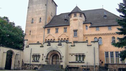 Umstrittene Pläne. Nach ihrem Umbau zur Luxusresidenz wird die Hakeburg wohl nur noch von außen zu besichtigen sein. Kleinmachnower  Kommunalpolitiker reagierten am Montag zunächst zurückhaltend auf die vom Investor vorgelegten Ideen.