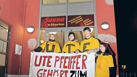 Unruhe vor dem Gottesdienst. Rund 20 Unterstützer protestierten am Freitagabend erneut für die Stadtteilpfarrerin vor dem Bürgerhaus am Schlaatz.