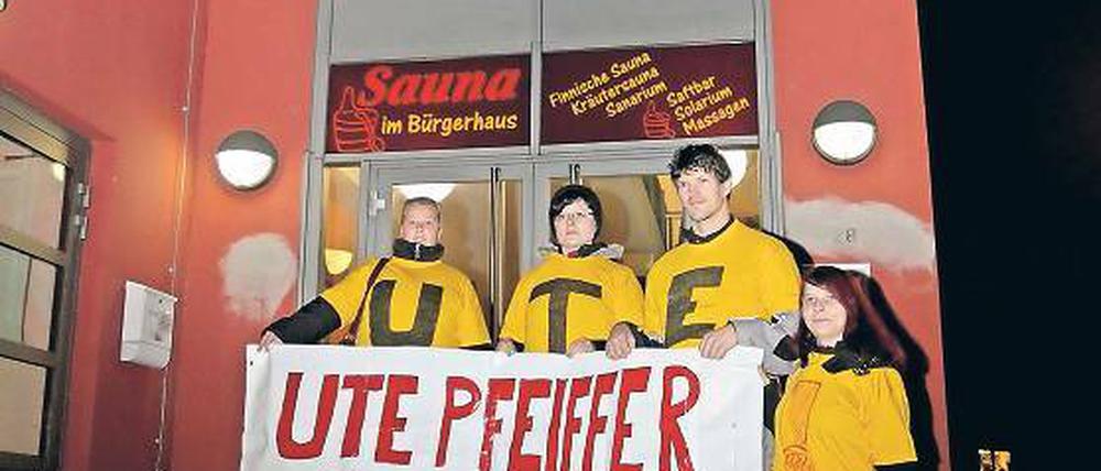 Unruhe vor dem Gottesdienst. Rund 20 Unterstützer protestierten am Freitagabend erneut für die Stadtteilpfarrerin vor dem Bürgerhaus am Schlaatz.