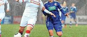 Im Duell. Turbines Viktoria Schwalm (r.) kämpft um den Ball.