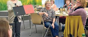 Fortbildung für Vorlesepaten. Spracherzieherin Irmgard Jehlicka gibt Vorlese- und Lesepaten in Kleinmachnow Tipps.