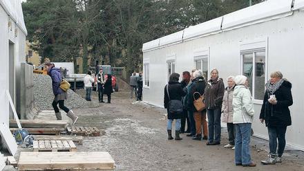 Sandscholle im Matsch. Rund um die Leichtbauhallen ist der Boden derzeit aufgeweicht. Laut Elona Müller-Preinesberger sollen bis zum Einzug am Freitag noch Bretter ausgelegt oder Kies aufgeschüttet werden, damit der Weg zu den Duschen begehbar ist.