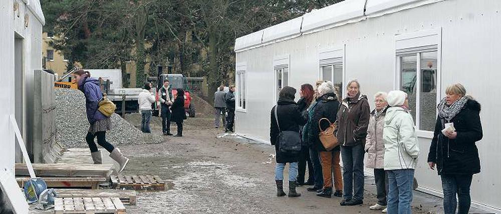 Sandscholle im Matsch. Rund um die Leichtbauhallen ist der Boden derzeit aufgeweicht. Laut Elona Müller-Preinesberger sollen bis zum Einzug am Freitag noch Bretter ausgelegt oder Kies aufgeschüttet werden, damit der Weg zu den Duschen begehbar ist.