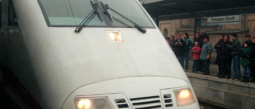 Historische Aufnahme: Ein ICE steht in den 1990er-Jahren im heutigen Potsdamer Hauptbahnhof - damals noch Potsdam Stadt.