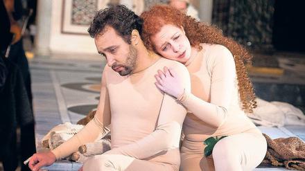 Traurig. Adam (Fernando Guimarães) und Eva (Talia Or) sind Eltern eines Mörders.