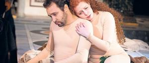 Traurig. Adam (Fernando Guimarães) und Eva (Talia Or) sind Eltern eines Mörders.