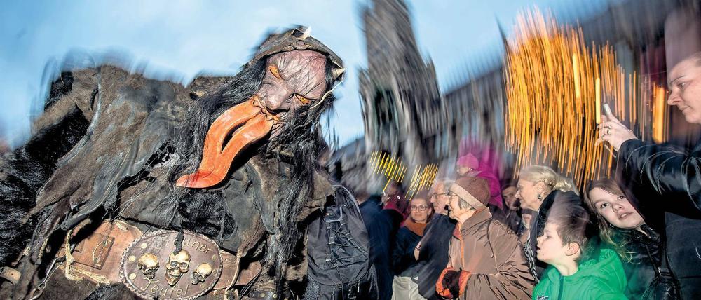 Teuflisch. Die im Alpenraum bekannten Krampus-Figuren kommen ins Holländische Viertel nach Potsdam.