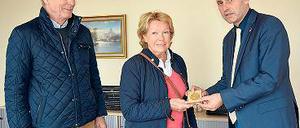 Rückkehr. Karin Isermann die Goldmedaille ihres Vaters in Empfang.