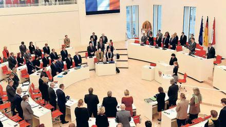 Moment der Stille. Die Mitglieder des brandenburgischen Landtages und der Landesregierung gedenken der Opfer der Attentate in Paris.