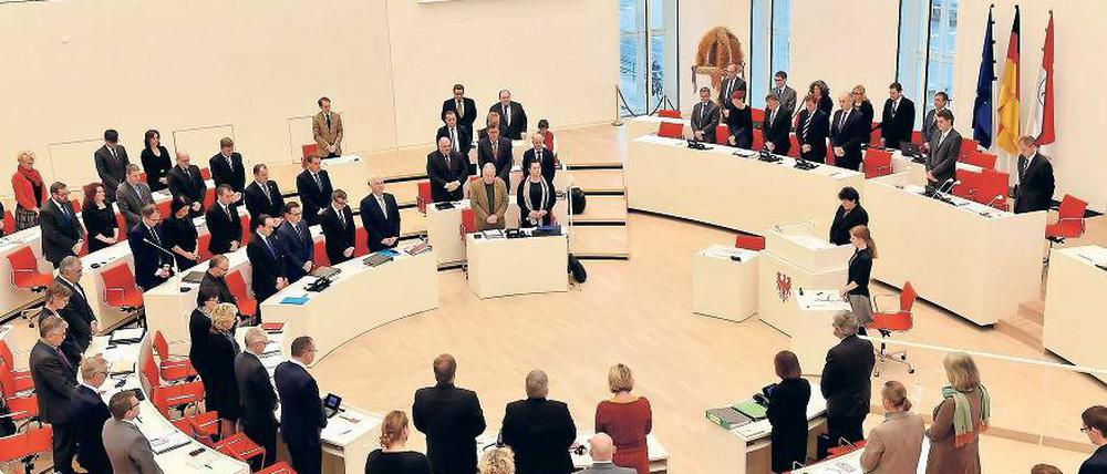 Moment der Stille. Die Mitglieder des brandenburgischen Landtages und der Landesregierung gedenken der Opfer der Attentate in Paris.