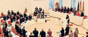 Moment der Stille. Die Mitglieder des brandenburgischen Landtages und der Landesregierung gedenken der Opfer der Attentate in Paris.