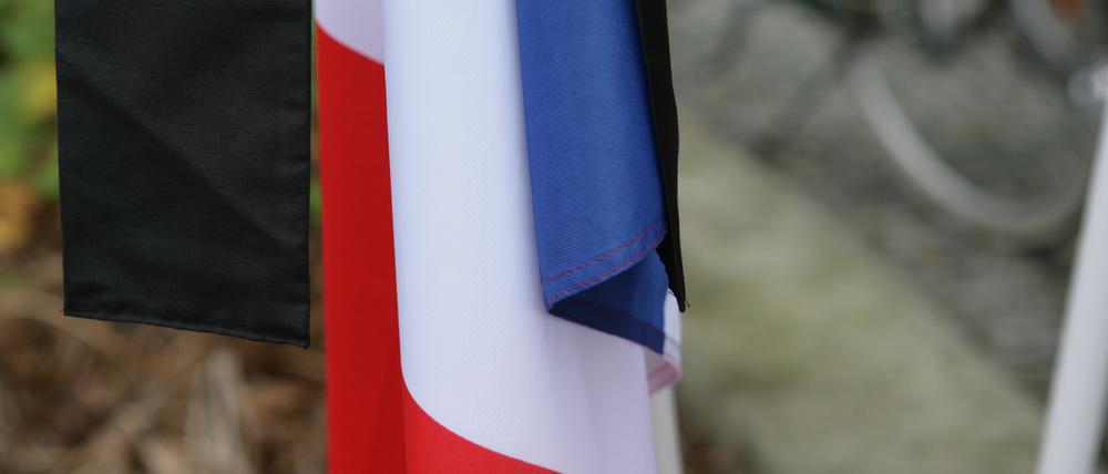 Zeichen der Verbundenheit. Zur Schweigeminute für die Opfer der Anschläge von Paris wehte vor dem Potsdam Stadthaus am Montag die Tricolore.