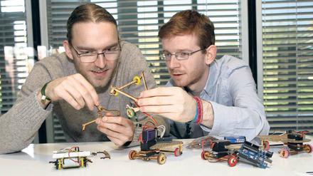 Basteln und Lernen. N. Kunzmann (l.) und Chr. Sterz (r.) mit den Robotern.