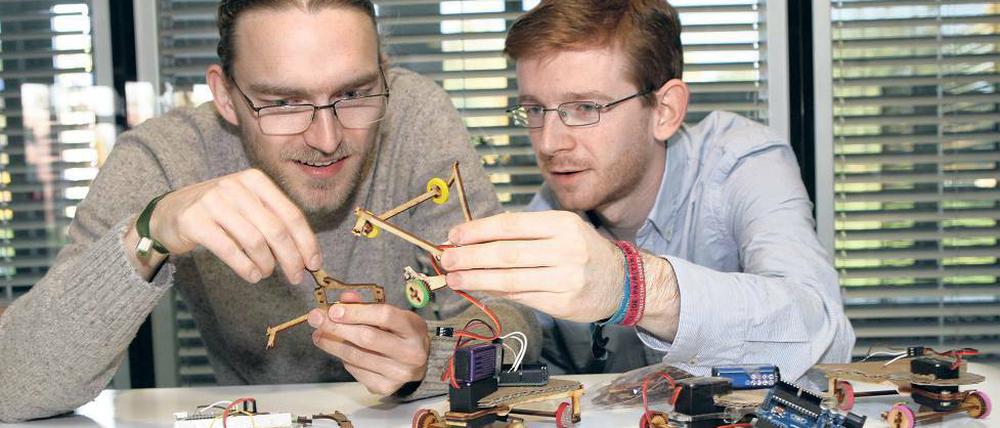 Basteln und Lernen. N. Kunzmann (l.) und Chr. Sterz (r.) mit den Robotern.