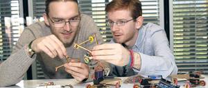 Basteln und Lernen. N. Kunzmann (l.) und Chr. Sterz (r.) mit den Robotern.