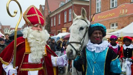 Sinterklaas und seine Pieten im Holländischen Viertel.