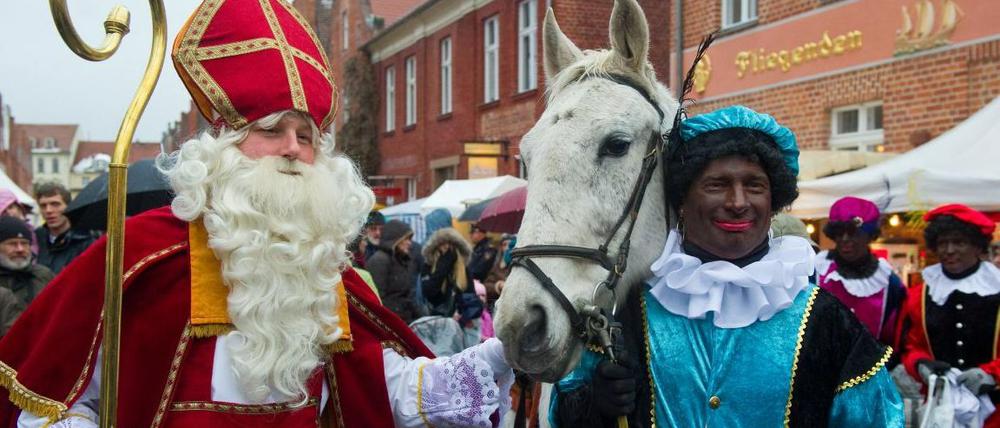 Sinterklaas und seine Pieten im Holländischen Viertel.