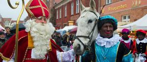Sinterklaas und seine Pieten im Holländischen Viertel.