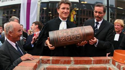 Matthias Platzeck (rechts) bei der Grundsteinlegung für die Garnisonkirche mit dem damaligen Landesbischof Wolfgang Huber am 14. April 2005.