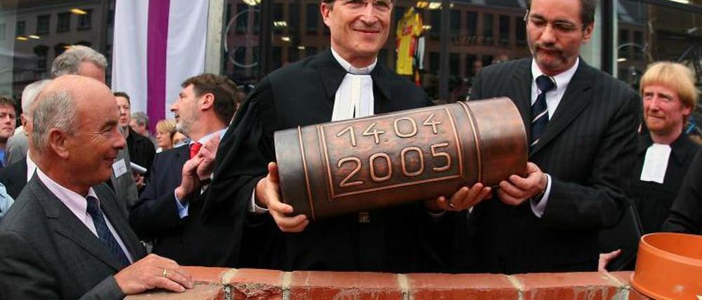 Matthias Platzeck (rechts) bei der Grundsteinlegung für die Garnisonkirche mit dem damaligen Landesbischof Wolfgang Huber am 14. April 2005.