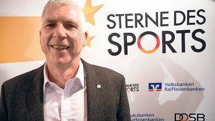 Strahlt wie ein Stern. Peter Schäperkötter, Leiter vom Jugendclub des SC Potsdam, freut sich über die Auszeichnung beim Wettbewerb „Sterne des Sports“.