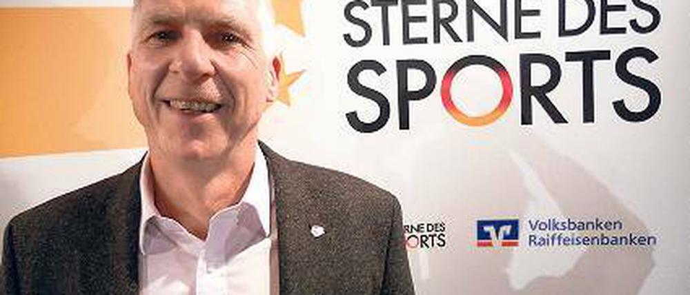 Strahlt wie ein Stern. Peter Schäperkötter, Leiter vom Jugendclub des SC Potsdam, freut sich über die Auszeichnung beim Wettbewerb „Sterne des Sports“.