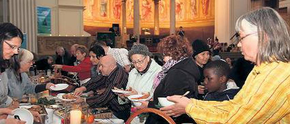 Voll und schön. Bei der Aktion „Gedeckter Tisch“ wird das ganze Gotteshaus zum Ort der Begegnung. Mehr als 200 Menschen helfen freiwillig, die Besucher zu versorgen.