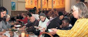 Voll und schön. Bei der Aktion „Gedeckter Tisch“ wird das ganze Gotteshaus zum Ort der Begegnung. Mehr als 200 Menschen helfen freiwillig, die Besucher zu versorgen.