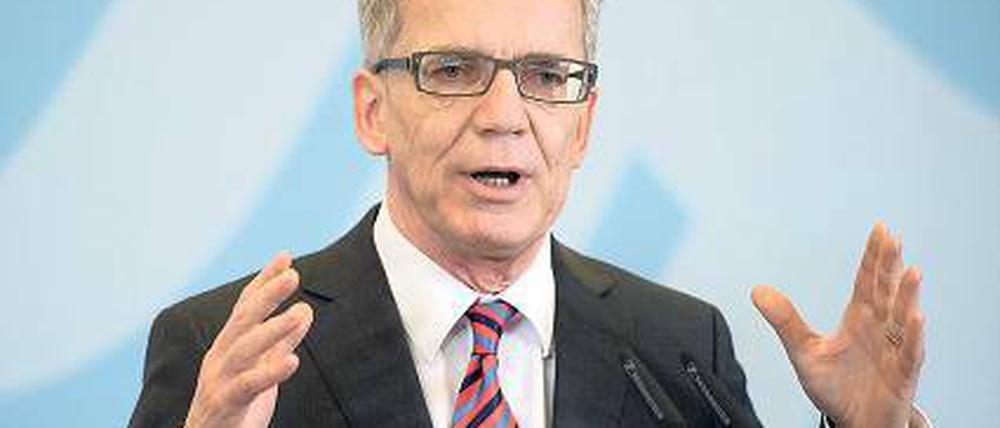 Die Geschichte kennen. De Maizière hat die Studie in Auftrag gegeben.