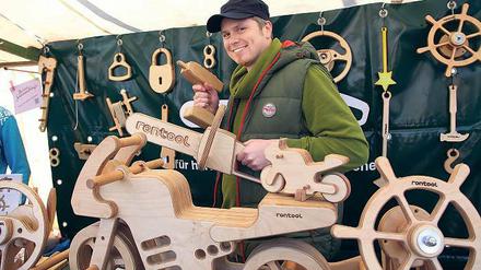 Das große Schaukel-Motorrad fertigt Ronny Rontool auf Bestellung an, seine Steuerräder können auch in der Unikaterie in Potsdam gekauft werden.