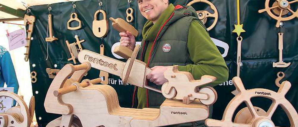 Das große Schaukel-Motorrad fertigt Ronny Rontool auf Bestellung an, seine Steuerräder können auch in der Unikaterie in Potsdam gekauft werden.