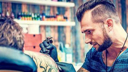 Ruhige Hand, offener Mund. Marco Hobe redet während des Stechens mit seinen Kunden.