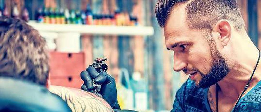 Ruhige Hand, offener Mund. Marco Hobe redet während des Stechens mit seinen Kunden.