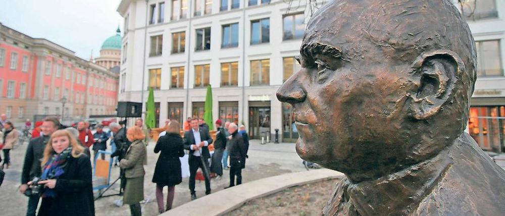 Vorbild. Der Blick richtet sich auf den Landtag. Mit der Otto-Braun-Büste soll an den letzten demokratisch gewählten Ministerpräsidenten Preußens erinnert werden.
