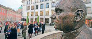 Vorbild. Der Blick richtet sich auf den Landtag. Mit der Otto-Braun-Büste soll an den letzten demokratisch gewählten Ministerpräsidenten Preußens erinnert werden.