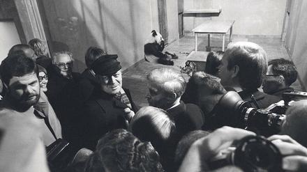 Kleiner Bär von Berlin, schau mich an. Helmut Schmidt brachte die Pandas Bao Bao und Tian Tian als Staatsgeschenke aus China mit und übergab sie dem Zoo. Das Foto entstand fast auf den Tag genau vor 35 Jahren.