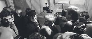 Kleiner Bär von Berlin, schau mich an. Helmut Schmidt brachte die Pandas Bao Bao und Tian Tian als Staatsgeschenke aus China mit und übergab sie dem Zoo. Das Foto entstand fast auf den Tag genau vor 35 Jahren.