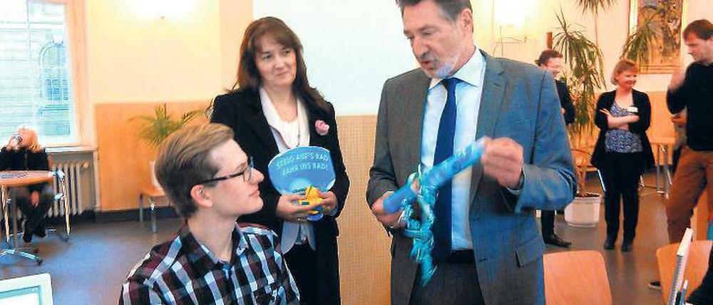 Bescherung. Philipp Schulz, Bäderlandschafts-Chefin Ute Sello und Oberbürgermeister Jann Jakobs (v.l.).