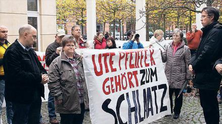 20 Personen demonstrierten vor der Kreissynode und versuchten, Superintendent Zehner von der Freistellung der Pfarrerin Ute Pfeiffer abzubringen.