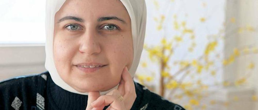 Frdoos Al Fadel aus Syrien verzweifelt, weil die Anerkennung ihrer Papiere so kompliziert ist. Sie ist kein Flüchtling, aber zurück kann sie nun nicht mehr.