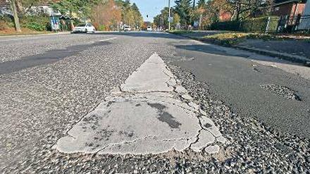 Wer zahlt? Die Straße muss saniert und unterhalten werden.