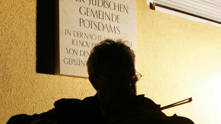 Am Standort der Synagoge am Platz der Einheit wurde am Montagabend der Zerstörung des Gotteshauses vor 77 Jahren gedacht.